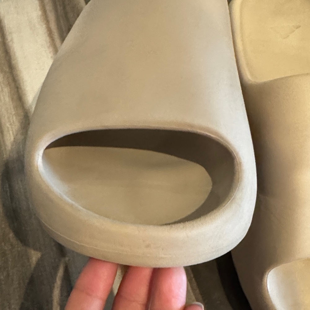 Yeezy Cream Slide Sandals - Picture 5 of 7